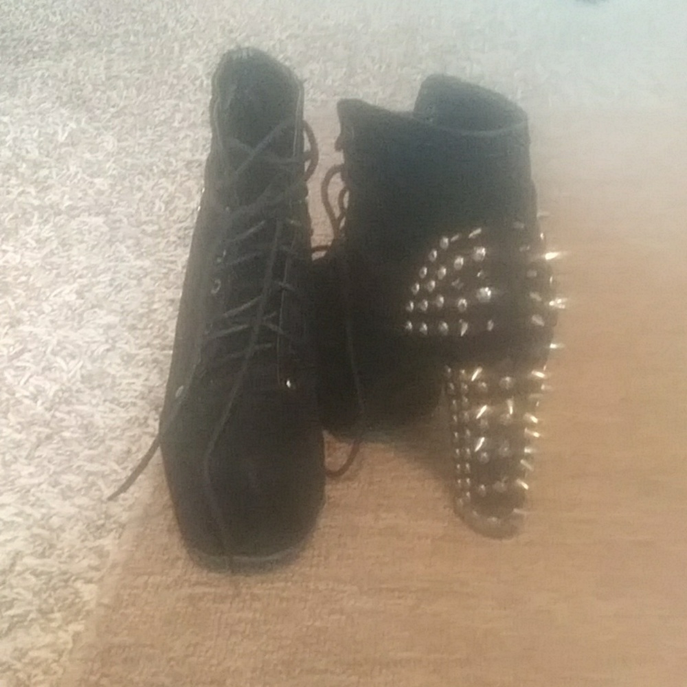 Fly girl shoes with a platform hill